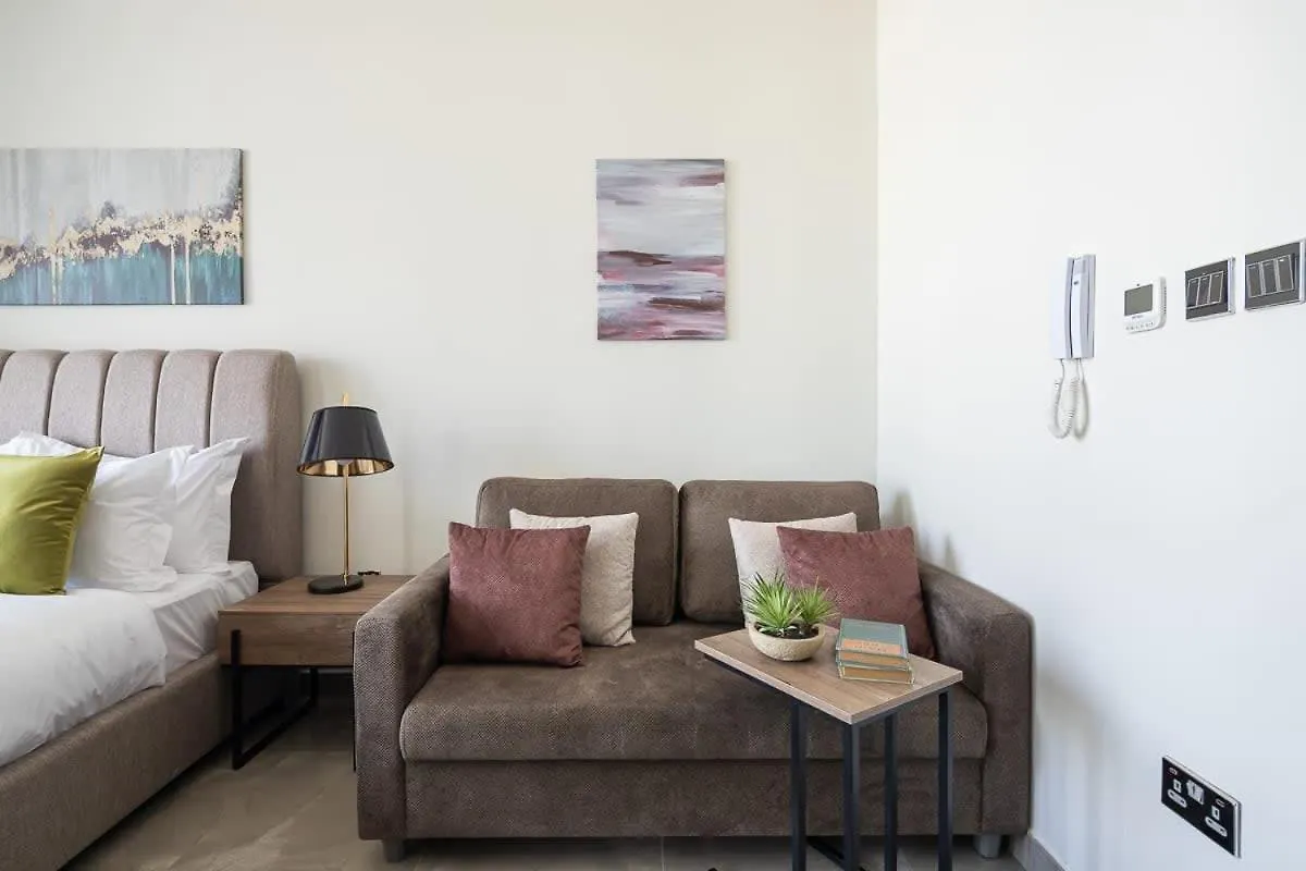 Frank Porter - Majestique Residence 2 Dubai Apartment